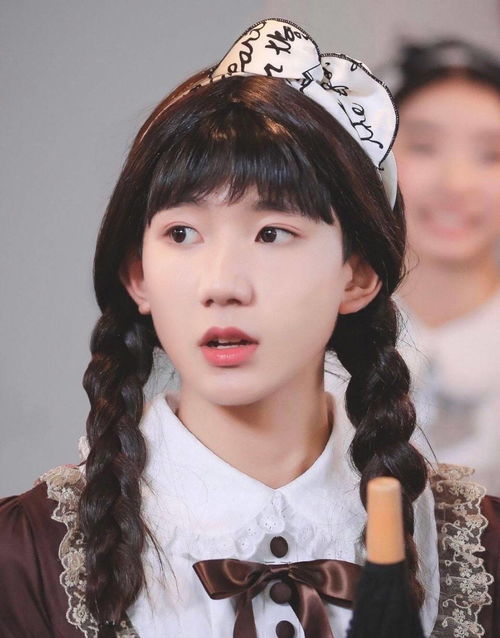 王俊凱玩幼稚游戲坐姿大爺化，網友直呼接地氣